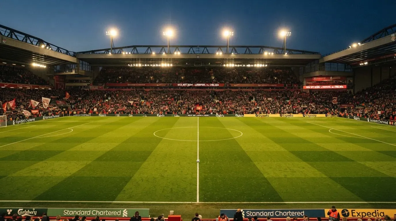 Leere Tribünenränge eines Fussballstadions in der Abenddämmerung, über dem Rasen leuchten die Flutlichter.